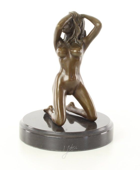 BE28.Bronze sur marbre Femme nue à genoux
