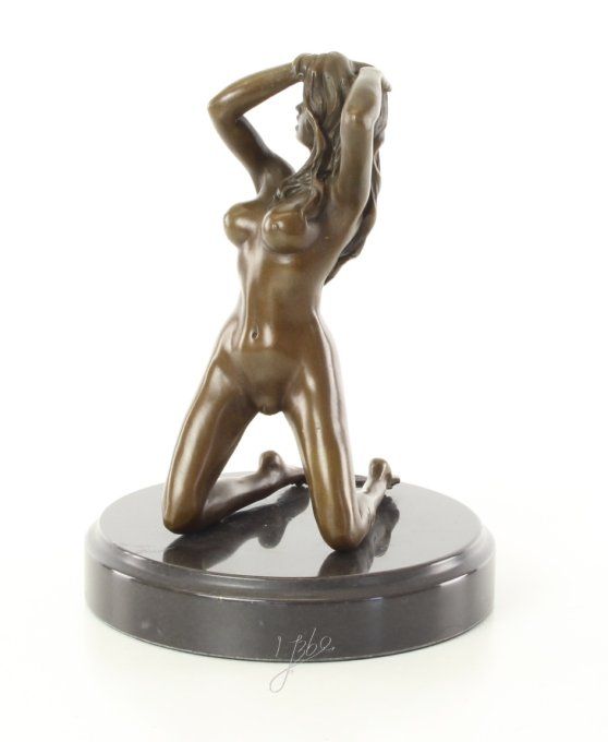 BE28.Bronze sur marbre Femme nue à genoux