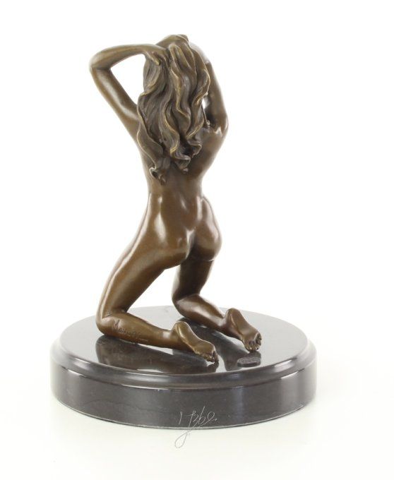 BE28.Bronze sur marbre Femme nue à genoux