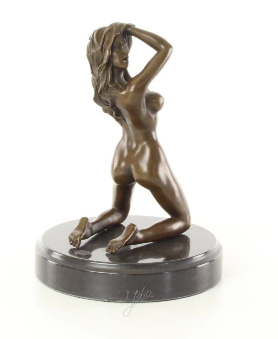 BE28.Bronze sur marbre Femme nue à genoux