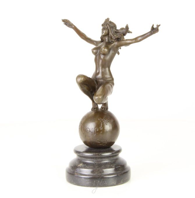 BD32. Bronze sur marbre Déesse sur le monde