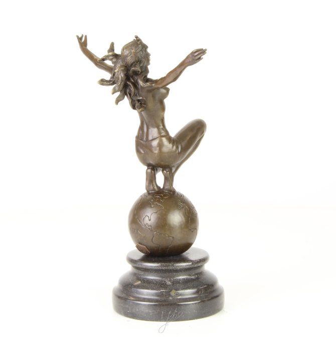 BD32. Bronze sur marbre Déesse sur le monde