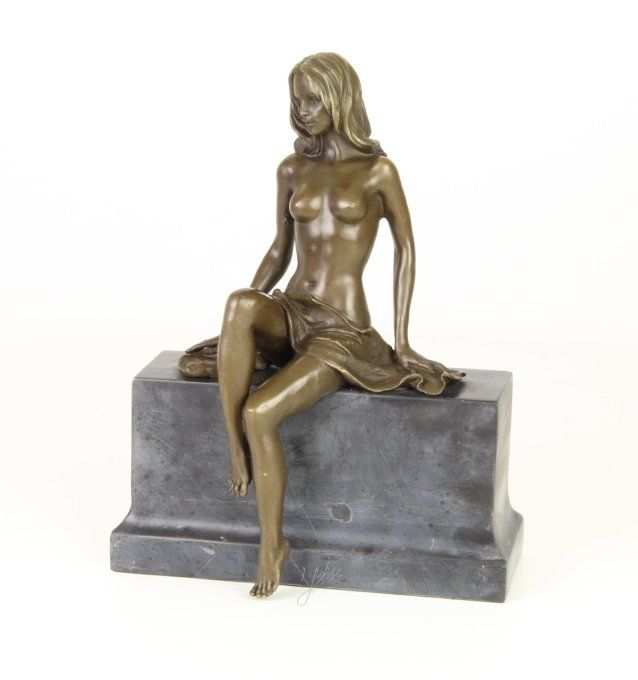 BE14. Bronze sur marbre d'une femme