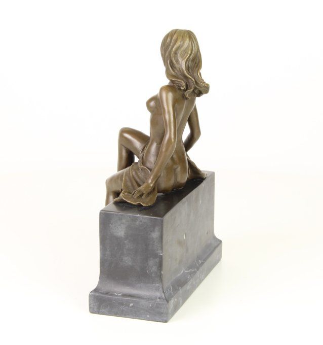 BE14. Bronze sur marbre d'une femme