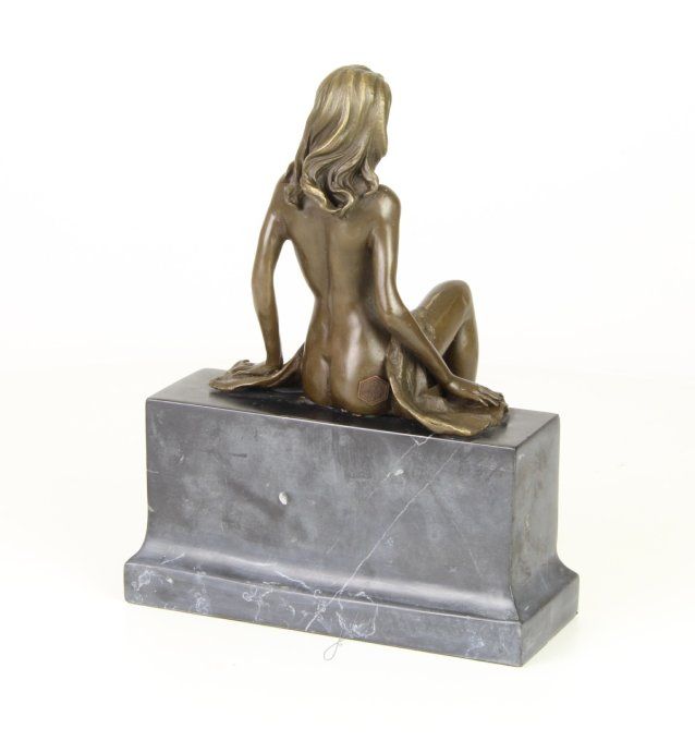 BE14. Bronze sur marbre d'une femme