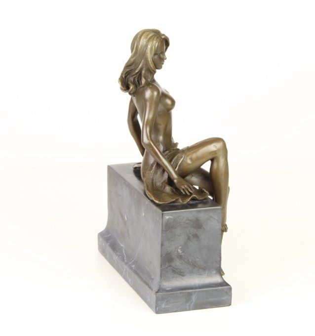 BE14. Bronze sur marbre d'une femme