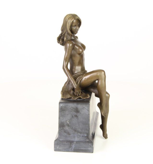 BE14. Bronze sur marbre d'une femme