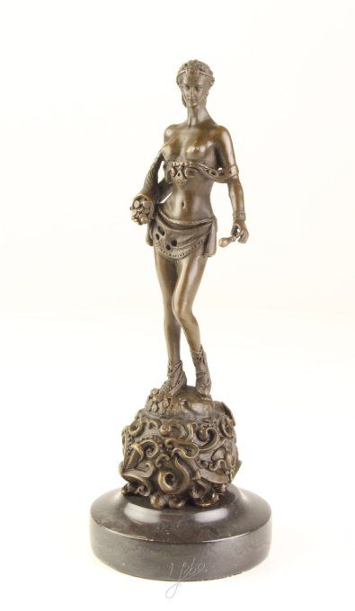 BD31. Bronze sur marbre d'une amazone