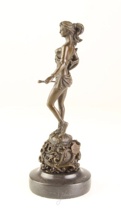 BD31. Bronze sur marbre d'une amazone