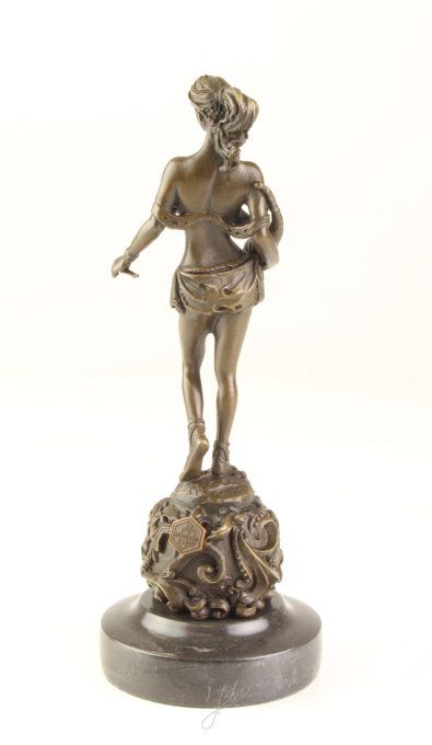 BD31. Bronze sur marbre d'une amazone