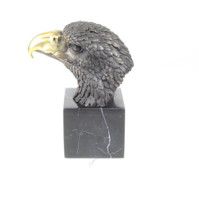 BA37.Bronze sur marbre d'une tête d'aigle