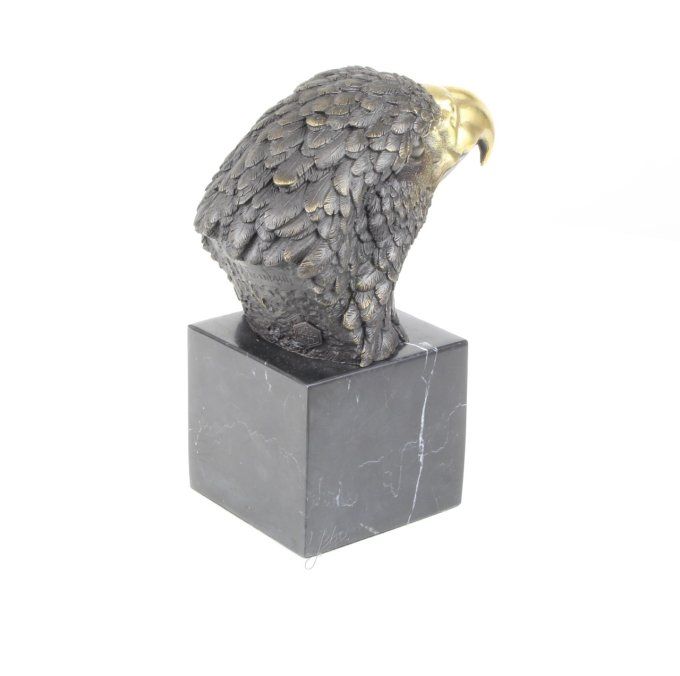 BA37.Bronze sur marbre d'une tête d'aigle