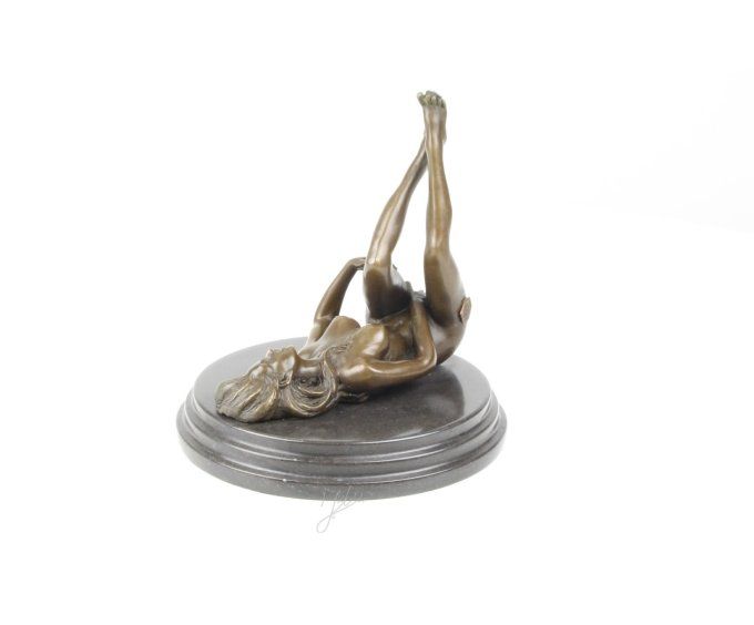 BE27.Femme nue qui se caresse