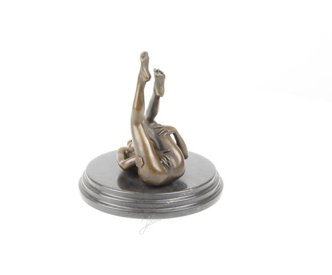 BE27.Femme nue qui se caresse