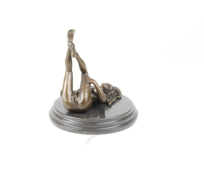 BE27.Femme nue qui se caresse