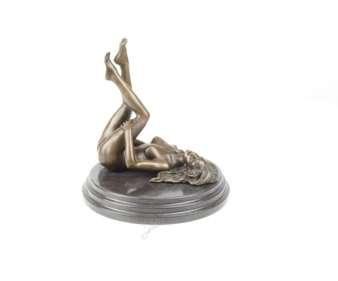 BE27.Femme nue qui se caresse