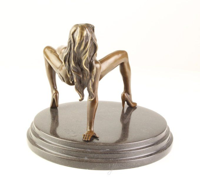 BE17.Bronze sur marbre d'une femme nue