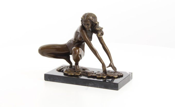 BE13. Femme nue accroupie