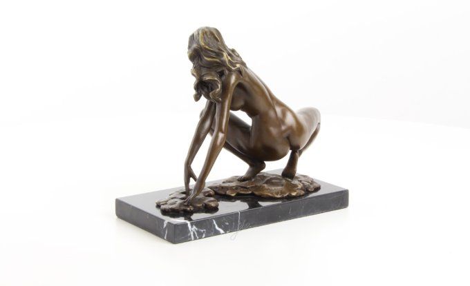 BE13. Femme nue accroupie