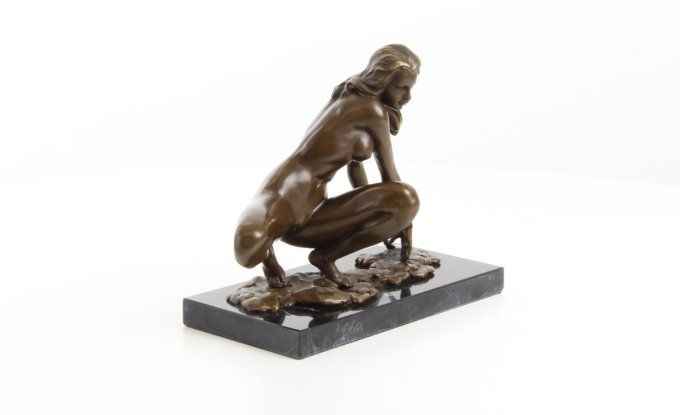 BE13. Femme nue accroupie