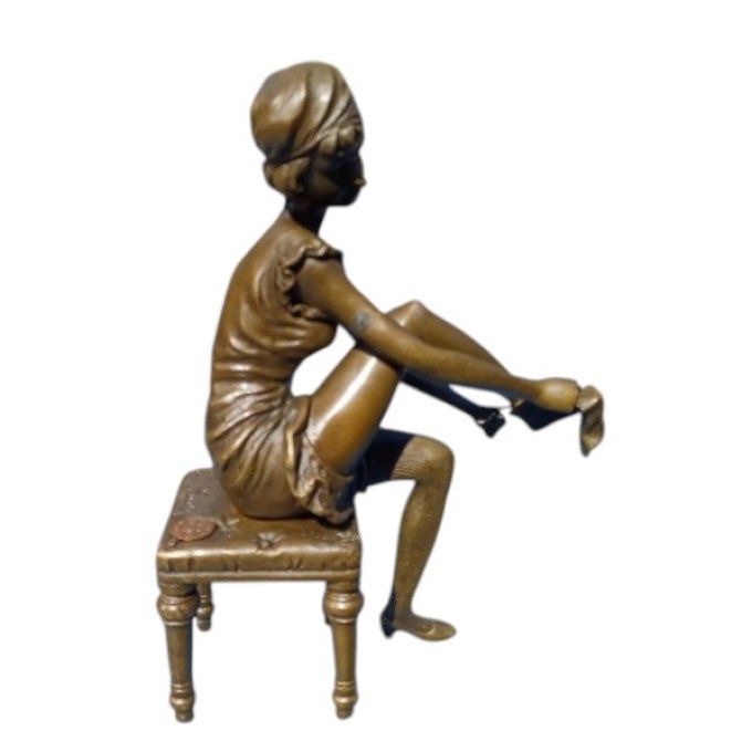 BAD15.Femme assise qui met ses bas