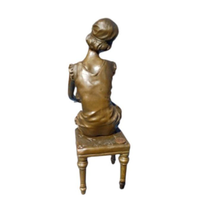 BAD15.Femme assise qui met ses bas