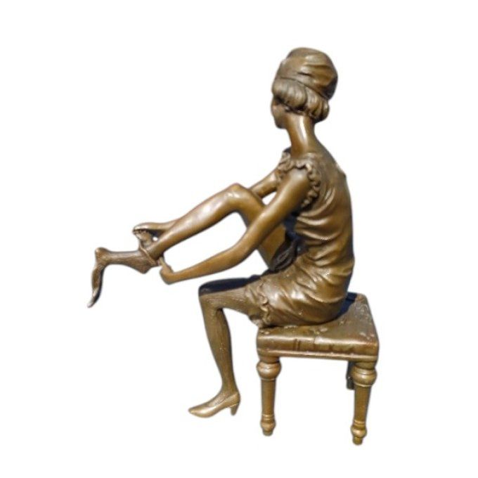 BAD15.Femme assise qui met ses bas