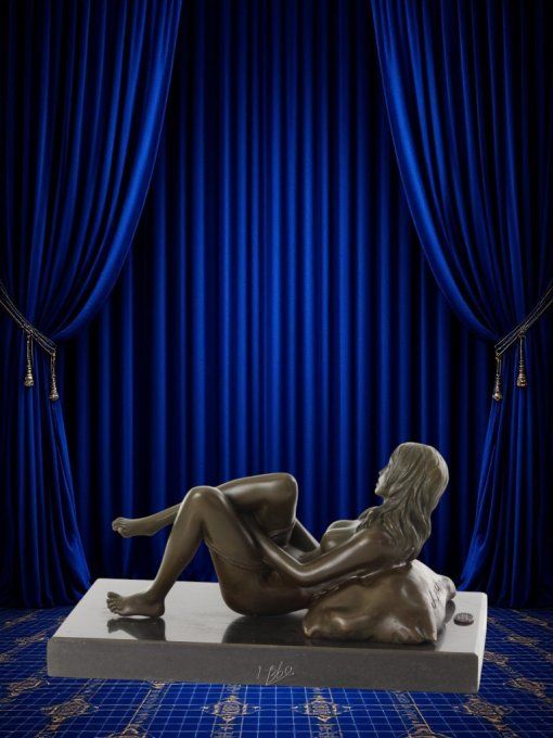 BE29. Bronze sur marbre femme qui enlève sa culotte