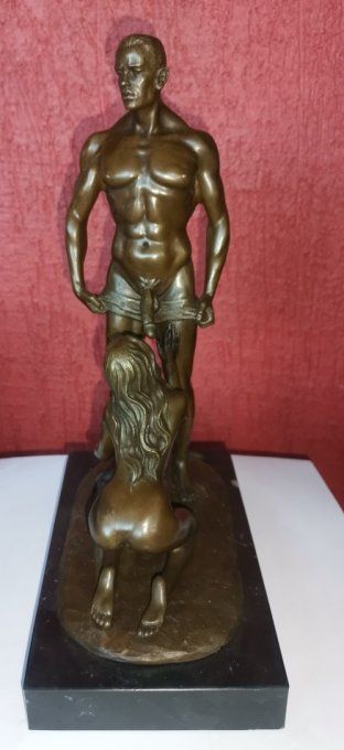 BE06. Bronze sur marbre homme et femme