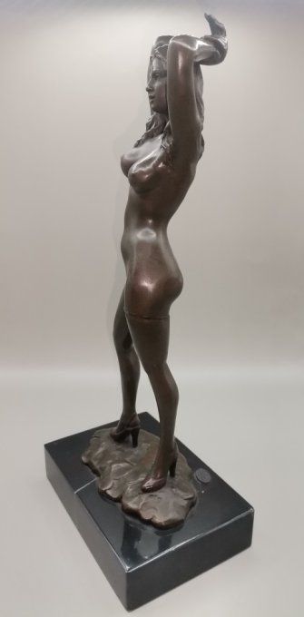 BE07.Femme qui pert sa petite culotte