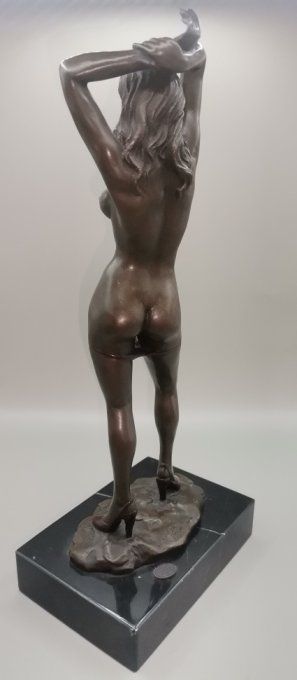 BE07.Femme qui pert sa petite culotte