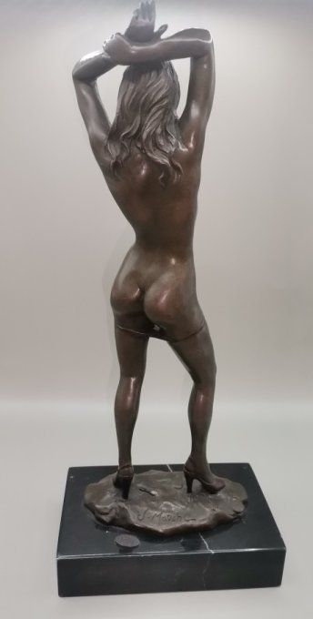 BE07.Femme qui pert sa petite culotte