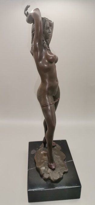 BE07.Femme qui pert sa petite culotte