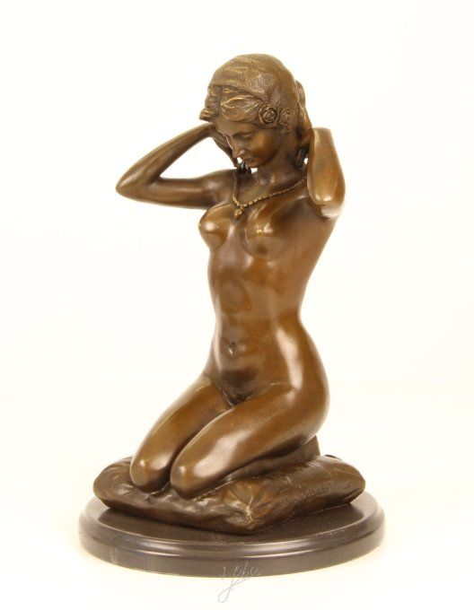BE23.Bronze sur marbre d'une femme nue au collier