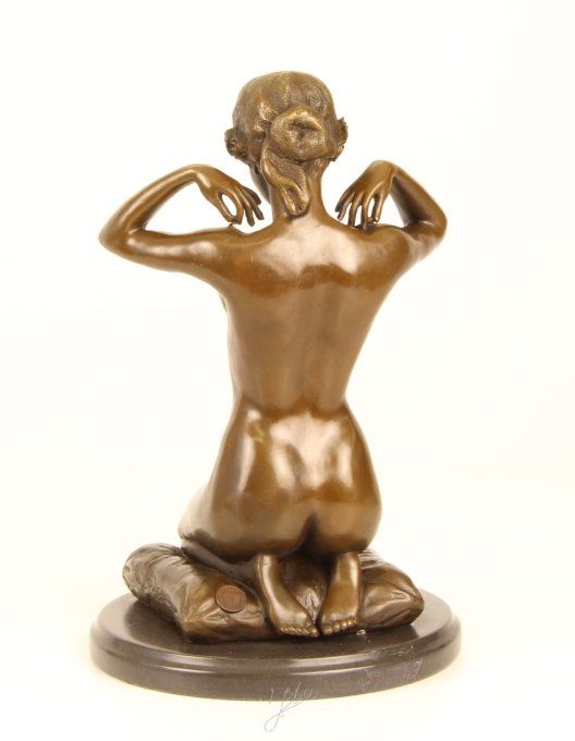 BE23.Bronze sur marbre d'une femme nue au collier
