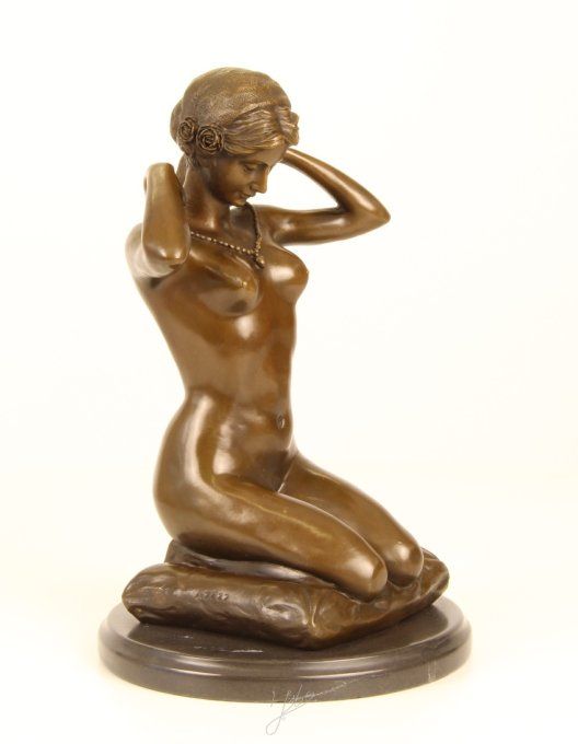 BE23.Bronze sur marbre d'une femme nue au collier