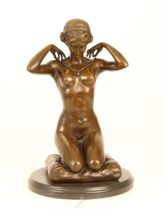 BE23.Bronze sur marbre d'une femme nue au collier