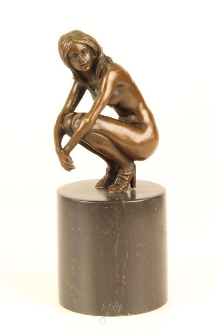 BE18.Bronze sur marbre d'une femme nue assise