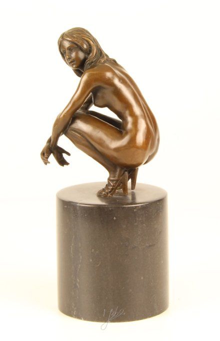 BE18.Bronze sur marbre d'une femme nue assise
