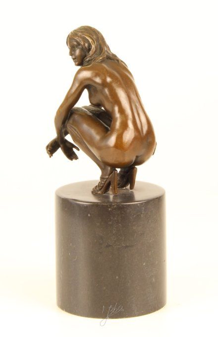BE18.Bronze sur marbre d'une femme nue assise