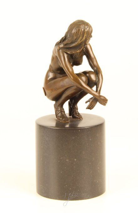 BE18.Bronze sur marbre d'une femme nue assise