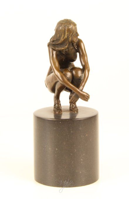 BE18.Bronze sur marbre d'une femme nue assise