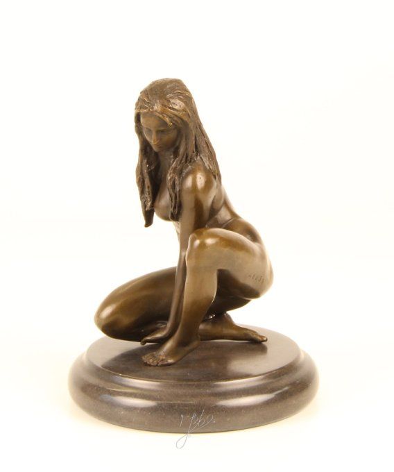 BE15. Femme nue accroupie