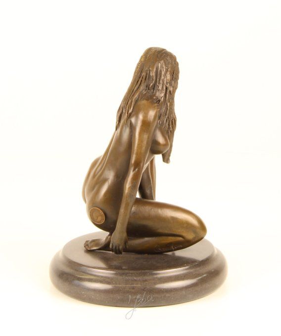 BE15. Femme nue accroupie