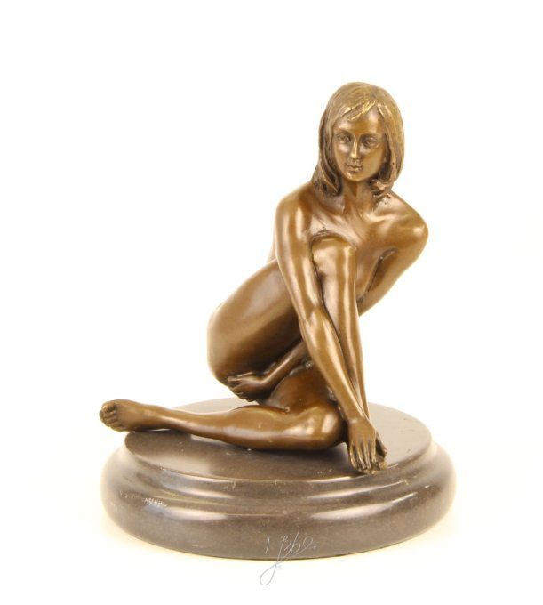 BE24.Bronze sur marbre femme nue accroupie