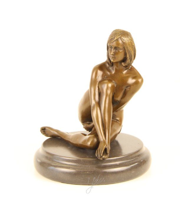 BE24.Bronze sur marbre femme nue accroupie