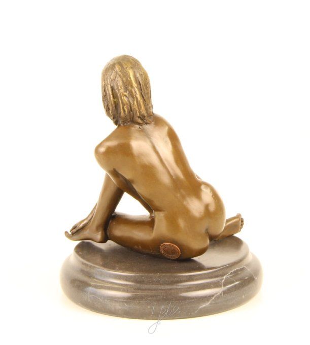 BE24.Bronze sur marbre femme nue accroupie