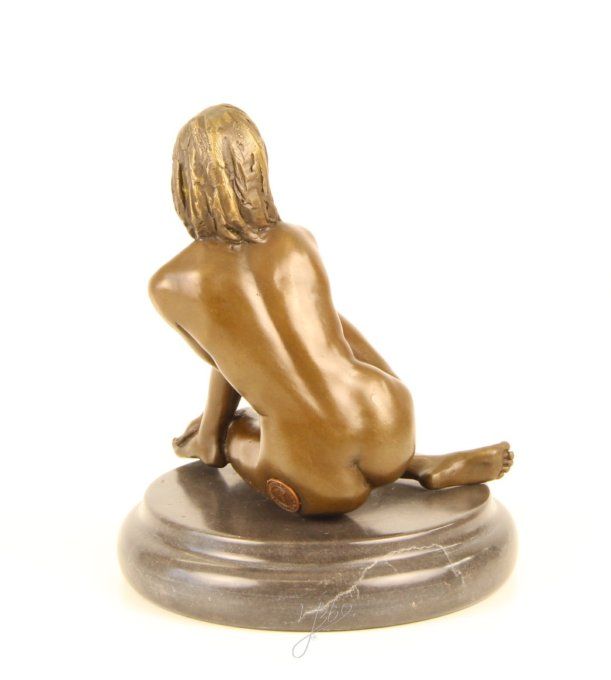 BE24.Bronze sur marbre femme nue accroupie
