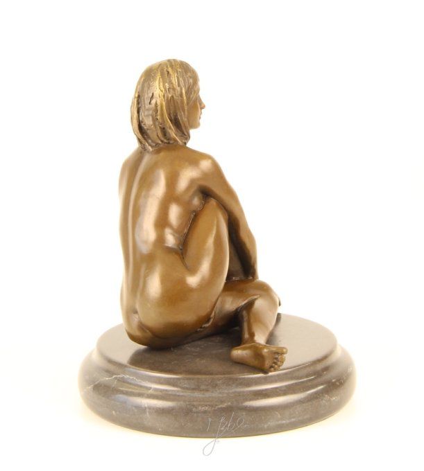BE24.Bronze sur marbre femme nue accroupie