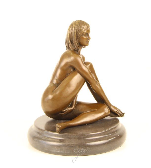 BE24.Bronze sur marbre femme nue accroupie